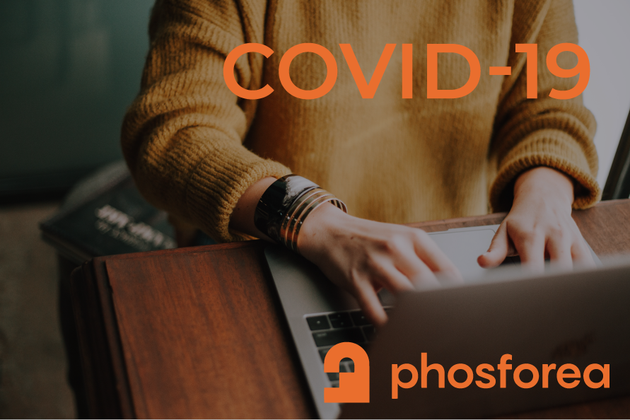 Phosphorea: personne en train d'utiliser un ordinateur portable